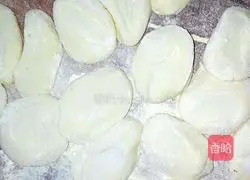 Illustration of how to make crystal steamed dumplings 12