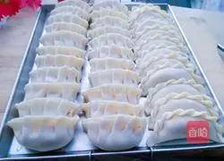 Illustration of how to make corn, carrot and pork dumplings 10