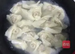 Illustration of how to make mushroom and pork wontons 11