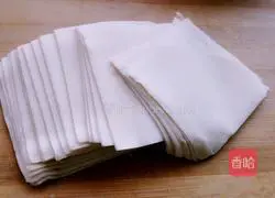 Illustration of how to make fresh meat wontons 3