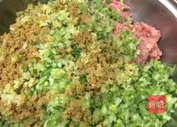 Illustration of how to make mutton and green onion dumplings 7