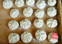 Illustration of how to make leek, egg and mushroom buns 11