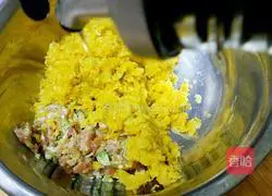 Illustration of how to make square melon buns 9