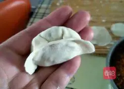 Illustration of how to make beef and celery dumplings 9