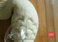 Illustration of how to make carp steamed buns 14
