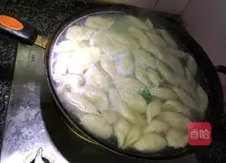 Illustration of how to make homemade cabbage and pork dumplings 6