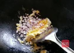 Onion Illustration of how to make fried rice with ham, sausage and eggs 5