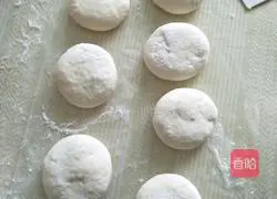 Illustration of how to make large steamed buns with three fillings (leeks, vermicelli, eggs)