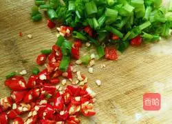 Illustration of how to make fried rice with onion and eggs 1