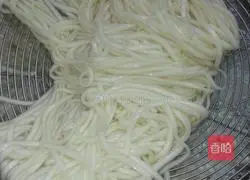 Illustration of how to make noodles with sesame sauce and scallion oil 4