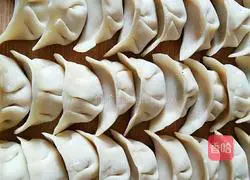 Illustration of how to make dumplings with spicy onion and spicy sauce 9