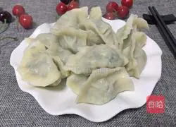 Illustration of how to make pork and leek stuffed dumplings 18