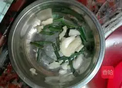 Illustration of how to make fried noodles with diced luncheon meat 4