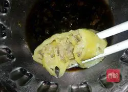 Illustration of how to make pork and pickled cabbage dumplings 12