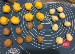 Illustration of how to make three-color chrysanthemum steamed buns 4