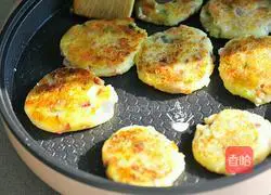 Illustration of how to make potato cakes 8