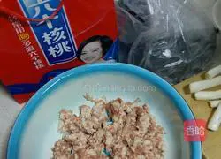 Illustration of how to make pork and green onion dumpling stuffing 1