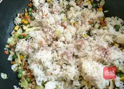 Illustration of how to make fried rice with diced pork and cabbage 6