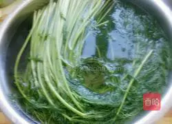 Illustration of how to make pork and fennel stuffed dumplings 1