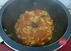 Illustration of how to make tomato sauce and dried egg noodles 5