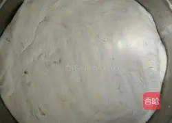 Illustration of how to make steamed scallion pancakes with knife 13