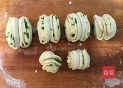 Illustration of how to make scallion rolls 8
