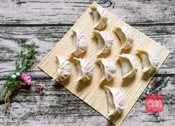 Illustration of how to wrap crescent dumplings 10