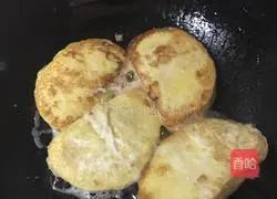 Illustration of how to make milk soft fried steamed bun slices 7