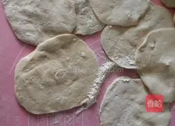 Illustration of how to make pork, green onion and carrot buns 13