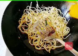 Illustration of how to make fried noodles with vegetables, fungus, and eggs 7