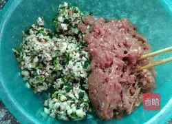 Illustration of how to make mushroom and lean meat dumplings 6