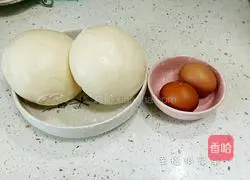 Illustration of how to make golden steamed bun slices 1