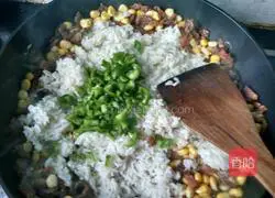 Illustration of how to make sausage fried rice 11