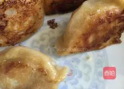 Fancy way to eat dumplings——fried dumplings.Illustration 4