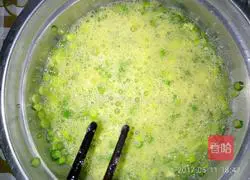 Illustration of how to make garlic egg pancake 5