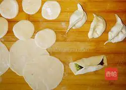 Illustration of how to make cabbage and fungus dumplings 9