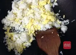 Illustration of how to make meat floss and egg fried rice 4