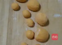 Illustration of how to make small gourd and pumpkin steamed buns 11