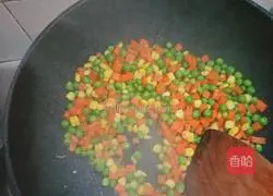 Illustration of how to make red, blue and yellow fried rice 4