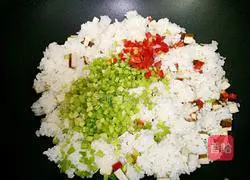 Illustration of how to make celery and fragrant dried fried rice 7