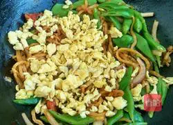 Illustration of how to make fried egg pancakes 6