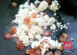 Illustration of how to make sausage and egg fried rice 7