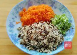 Illustration of making mushroom, pork and carrot dumplings 9