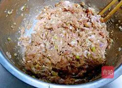 New Year's Eve dinner_Illustration of how to make pork dumplings 5