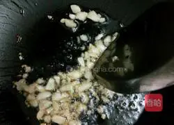 Illustration of how to make fried noodles with egg skin 5