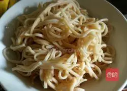 Illustration of how to make fried noodles with tomatoes and onions 1