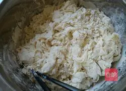 Illustration of how to make mushroom and pork stuffed buns 2