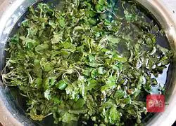 Illustration of how to make shepherd's purse dumpling stuffing 1