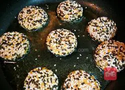 Illustration of how to make pumpkin pancakes with banana filling 9