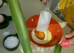 Illustration of how to make cream strawberry crepe 1